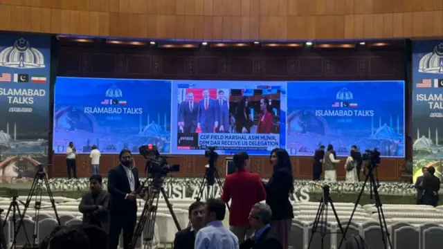 ইসলামাবাদে যুক্তরাষ্ট্র ও ইরানের মধ্যে আলোচনা স্থলে সাংবাদিকদের ভিড়