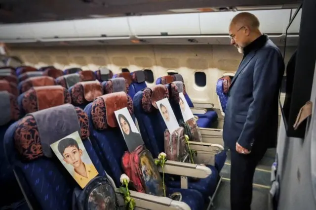 ছবিতে বিমানের আসনে চারটি শিশুর ছবি রাখতে দেখা যায়, যেগুলোর পাশে স্কুল ব্যাগ ও ফুল রাখা ছিল।