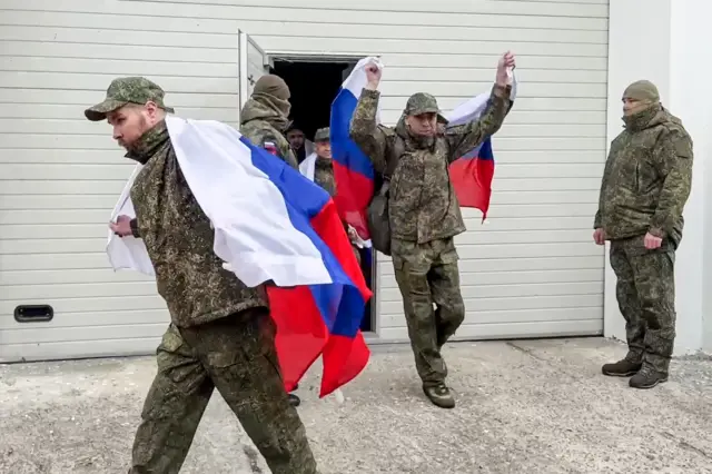 Российские военнослужащие, вернувшиеся из украинского плена, на пограничном пункте белорусско-украинской границы