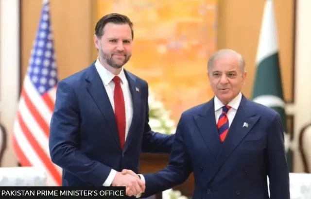 رئيس الوزراء الباكستاني شهباز شريف (يمين) ونائب الرئيس الأمريكي جيه دي فانس (يسار)