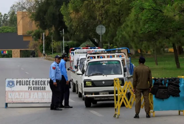 Maafisa wa polisi wakikagua magari kama sehemu ya hatua za usalama kwenye barabara inayoelekea Red Zone, eneo la ofisi ya serikali ambapo mazungumzo yanatarajiwa kufanyika, Islamabad, Pakistan, Aprili 11.