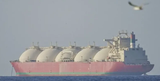 سفينة تجارية في المضيق