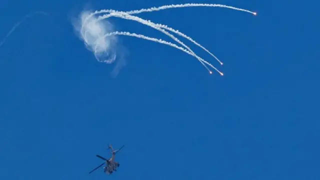 هلیکوپتر آپاچی اسرائیل هنگام پرواز بر فراز لبنان، از سمت مرز اسرائیل منور شلیک میکند