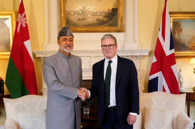 رئيس الوزراء البريطاني، كير ستارمر (يمين)، والسلطان هيثم بن سعيد، سلطان عمان