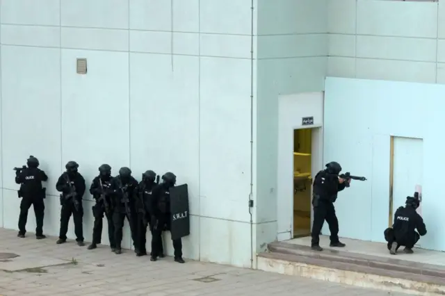 ضباط الشرطة الكويتية أثناء تدريب نظمته وزارة الداخلية، يحاكي هجوماً إرهابياً في العاصمة الكويت.