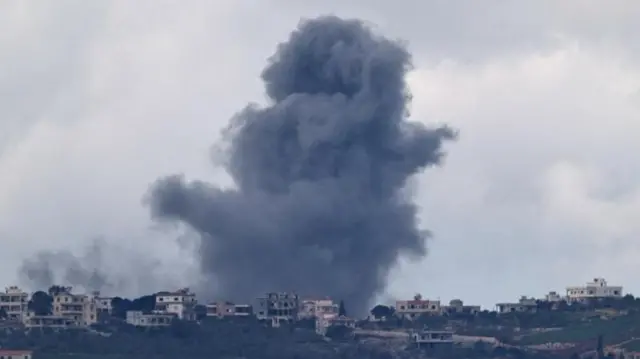 از شمال اسرائیل، پس از حمله هوایی به لبنان دود دیده میشود