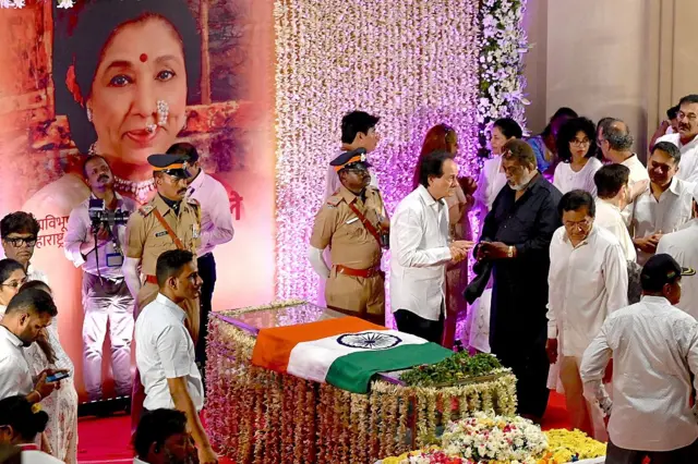 সঙ্গীতশিল্পী আশা ভোঁসলেকে শেষ বিদায় জানাতে সমবেত হয়েছেন মানুষ।