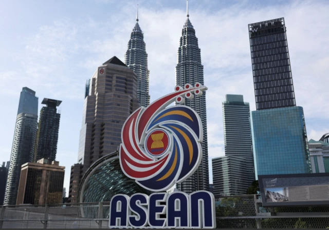 شعار رابطة دول جنوب شرق آسيا (آسيان) قبل انعقاد القمة السادسة والأربعين لرابطة دول جنوب شرق آسيا في كوالالمبور 2025 (صورة أرشيفية)