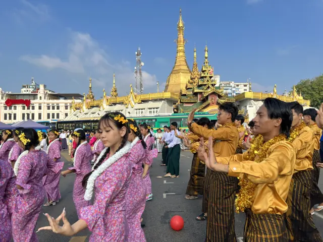မြနန္ဒာနဲ့ မန်းတောင်ရိပ်ခို ဆိုတဲ့ စကားလုံးတွေက သင်္ကြန်အကနဲ့ဆက်နွယ်နေ