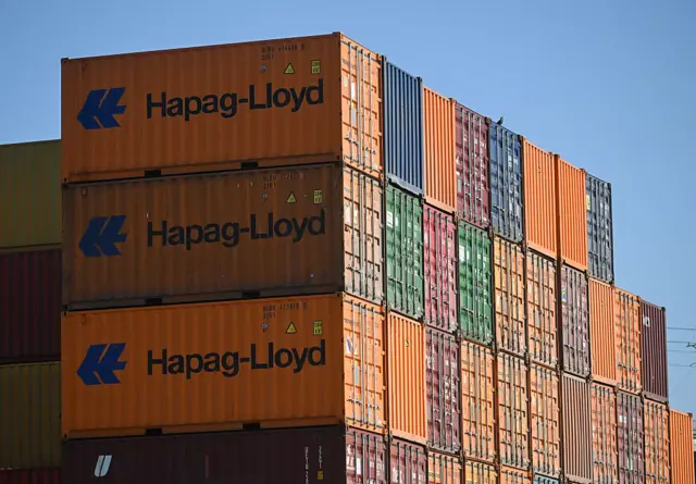 صورة أرشيفية لحاويات شحن تابعة لشركة الشحن الألمانية، هاباج لويد.