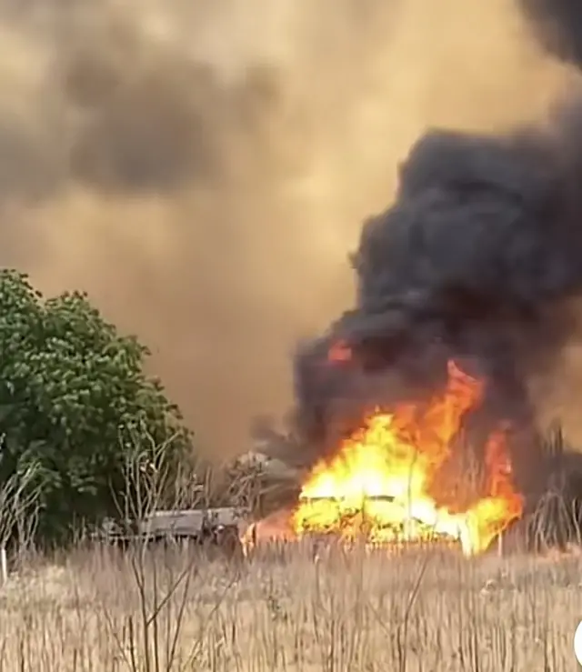 ဧပြီ ၁၂ ရက်က မီးလောင်ကျွမ်းနေတဲ့ ပခုက္ကူက မြောက်လူးကန်ရွာမြင်ကွင်း