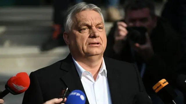 ஆர்பனின் ஃபிடெஸ் கட்சி 55 இடங்களைக் கொண்டிருப்பதாகத் தெரிகிறது.