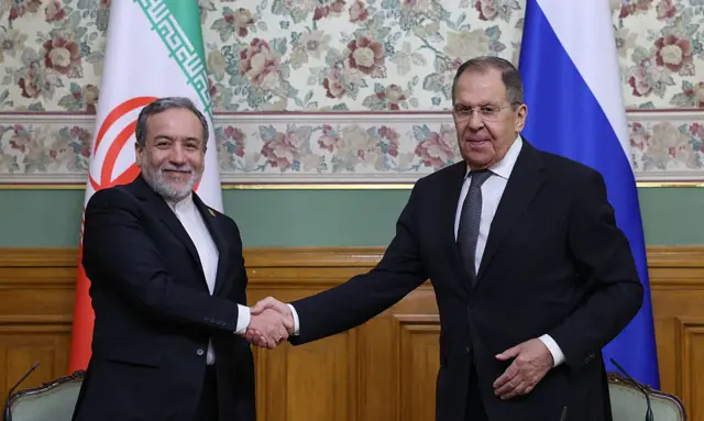 وزير الخارجية الروسي سيرغي لافروف ونظيره الإيراني عباس عراقجي (صورة أرشيفية بتاريخ 17 ديسمبر/كانون الأول 2025)