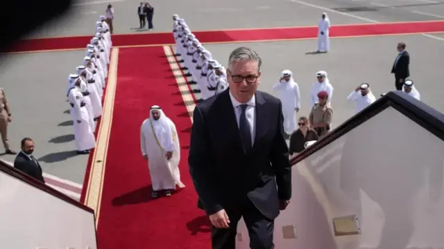 رئيس الوزراء البريطاني كير ستارمر خلال صعوده إلى الطائرة بعد اختتام زيارته إلى دول عربية في الخليج