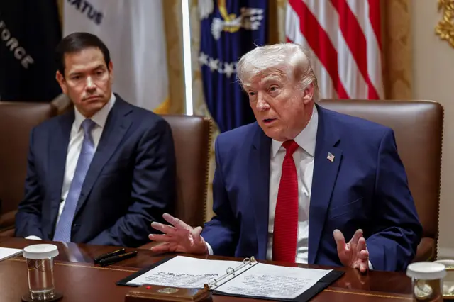 မတ်လကုန်ပိုင်း အိမ်ဖြူတော်မှာ လုပ်တဲ့ အစည်းအဝေးပွဲမှာ အမေရိကန်သမ္မတ ဒေါ်နယ်ထရမ့်နဲ့ တွဲမြင်ရတဲ့ နိုင်ငံခြားရေးဝန်ကြီး မာကိုရူဘီယို(ဝဲ)