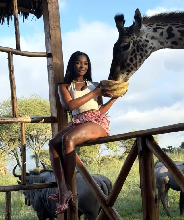 Ashley yatangaje amashusho n'amafoto y'urugendo rwe "rw'inzonzi" n'umukunzi we kuri Instagram, urugendo umuryango we uvuga ko "rwahindutse inkuru mbi"