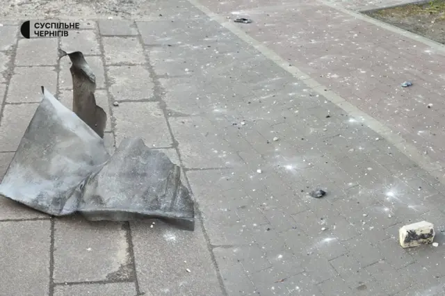 обломок беспилотника на брусчатке