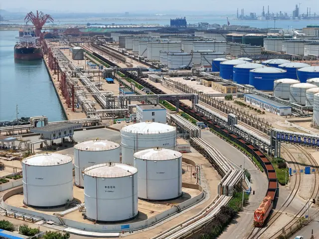 مرافق تخزين الموارد والمنتجات البتروكيماوية في لونغكو بمقاطعة شاندونغ شرق الصين