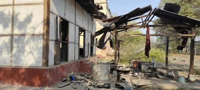 ဧပြီ ၁၃ ရက်နေ့မှာ ဗုံးကြဲခံခဲ့ရတဲ့ ဆိပ်ခွန်ရွာ တိုက်သစ်ဘုန်းကြီးကျောင်း