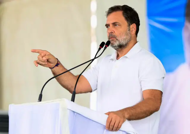 পশ্চিমবঙ্গের রায়গঞ্জে ১৪ই এপ্রিল একটি নির্বাচনী জনসভায় ভাষণ দিচ্ছেন ভারতের লোকসভার বিরোধী দলনেতা ও কংগ্রেসের শীর্ষনেতা রাহুল গান্ধী৷