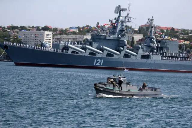 крейсер во время празднования Дня ВМФ России в 2017 году в Севастополе