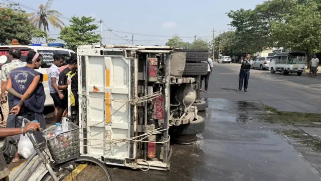 မြောက်ဒဂုံမြို့နယ်၊ တောင်မြောက်လမ်းဆုံအနီးမှာ တိမ်းမှောက်ခဲ့တဲ့ ရေပတ်ခံကား