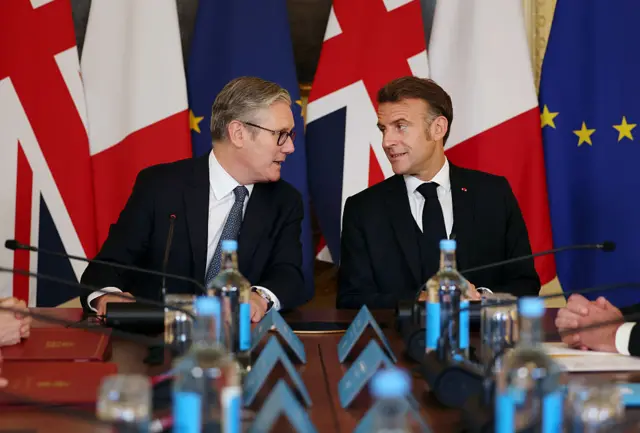 الرئيس الفرنسي، إيمانويل ماكرون (يمين) ورئيس الوزراء البريطاني، كير ستارمر (يسار)