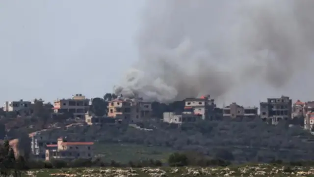دود از محل یک حمله در جنوب لبنان که ساعاتی پیش رخ داده، به هوا برخاسته است.