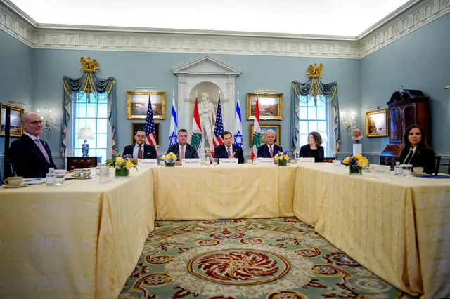 الوفود اللبنانية والإسرائيلية أثناء المحادثات التي عُقدت الثلاثاء بمقر وزارة الخارجية الأمريكية، وهي أول محادثات مباشرة تجرى وجهاً لوجه بين إسرائيل ولبنان منذ أكثر من 30 عاماً، وكانت المحادثات التي تجرى سابقاً بين البلدين  غير مباشرة.