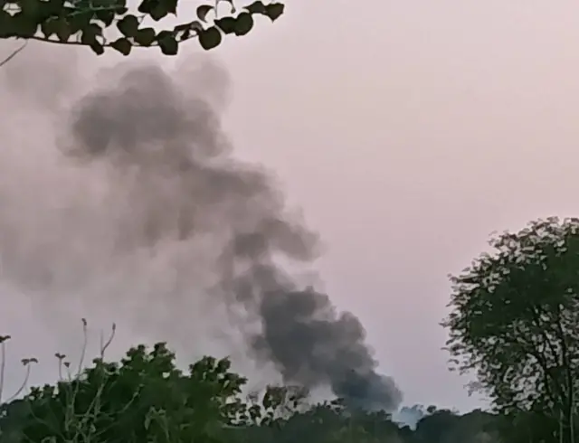 နတ်သလင်းအရှေ့ခြမ်းရွာတွေ မီးရှို့ခံနေရတဲ့ မြင်ကွင်း