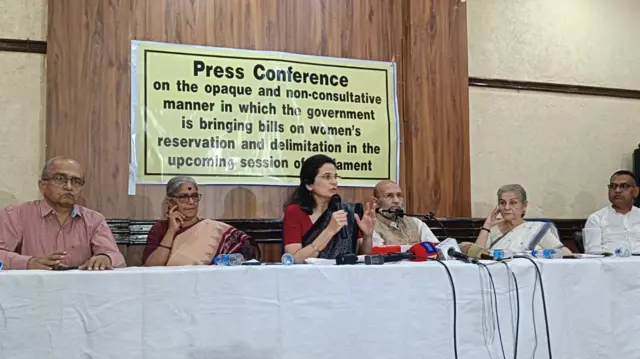 प्रेस क्लब में प्रेस कॉन्फ़्रेंस