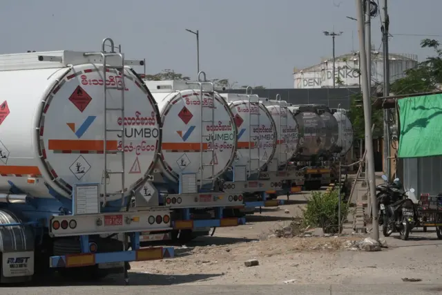 သီလဝါဆိပ်ကမ်းက ဆီသယ်ယာဥ်တွေ (ပုံဟောင်း)