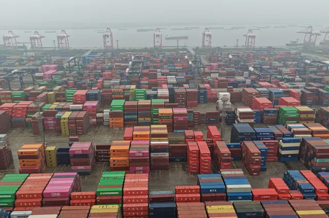 تكدس الحاويات في محطة لونغتان للحاويات في ميناء نانجينغ بمدينة نانجينغ، مقاطعة جيانغتسو الصينية