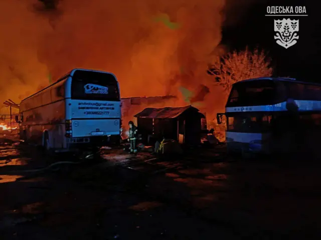 При атаке на порт повреждения получило не только судно, но и два автобуса, следует из заявления властей