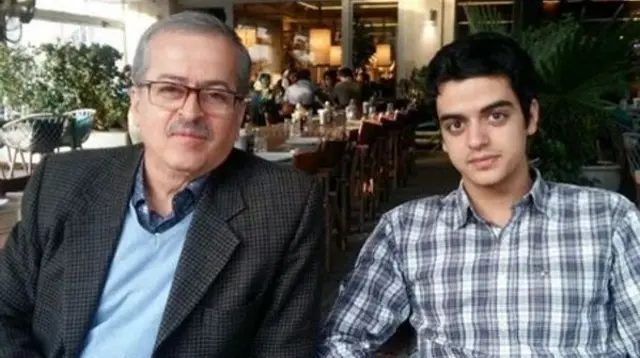 میریوسف یونسی با کت سیاه نشسته کنار فرزندش علی یونسی با پیراهن چهارخانه