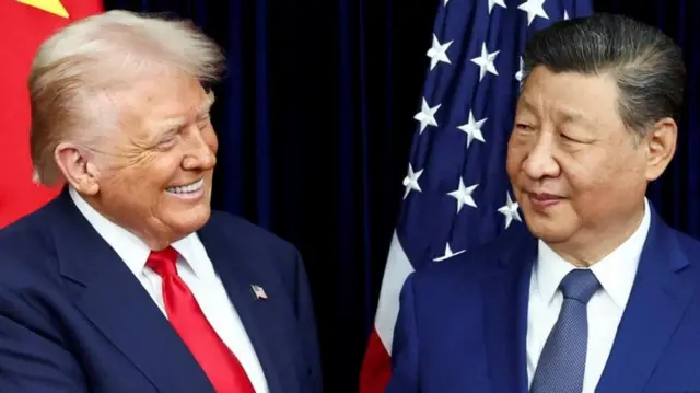 የአሜሪካ ፕሬዝዳንት ዶናልድ ትራምፕ እና የቻይናው ዢ ጂንፒንግ እአአ በጥቅምት 2025 በተካሄደው የእስያ-ፓሲፊክ ኢኮኖሚ ትብብር ጉባኤ ላይ በተገናኙበት ወቅት