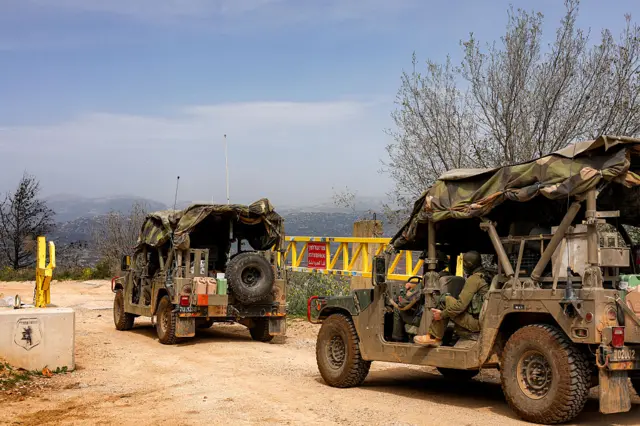 صورة بتاريخ 18 مارس/ آذار عام 2026، لجنود من الجيش الإسرائيلي يجلسون في سيارات ويسيرون بدوريات على طول الحدود مع جنوب لبنان في الجليل الأعلى.