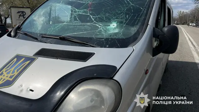 поврежденная машина полиции Украины