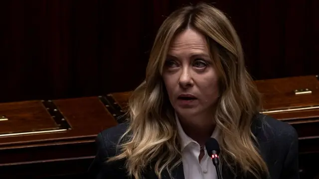 جورجا ملونی، نخستوزیر ایتالیا، با کت سیاه در پارلمان ایتالیا
