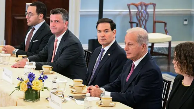 Xoghayaha Arrimaha Dibedda ee Maraykanka Marco Rubio (dhexda) oo uu weheliyo la-taliyaha Wasaaradda Arrimaha Dibedda Michael Needham (bidix labaad) iyo Safiirka Maraykanka ee Lubnaan Michel Issa (midig labaad)