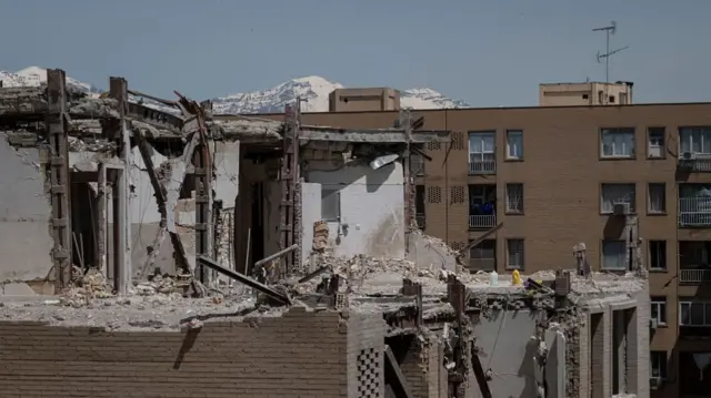 दक्षिणी तेहरान में सैन्य अभियान में नष्ट हुई इमारत (सांकेतिक तस्वीर)