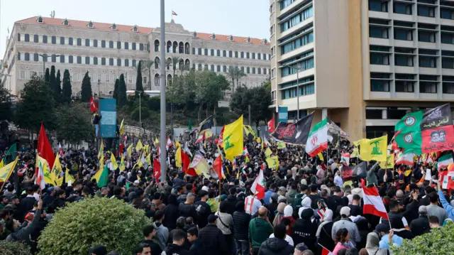 لبنانيون يرفعون أعلام لبنان وحزب الله.