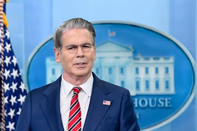 سكوت بيسنت، وزير الخزانة الأمريكي، خلال مؤتمر صحفي في قاعة جيمس إس. برادي للصحافة بالبيت الأبيض في واشنطن العاصمة، يوم الأربعاء 15 أبريل/نيسان 2026.