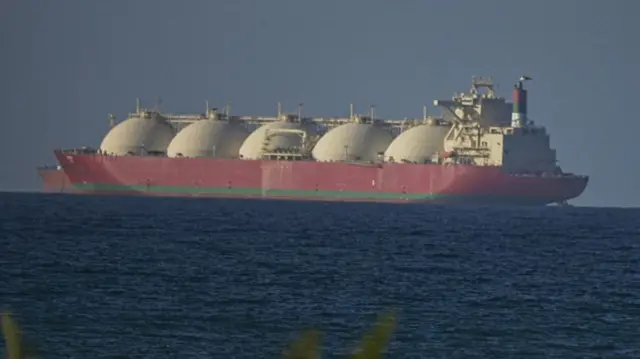 होर्मुज़ स्ट्रेट की ओर बढ़ता हुआ एक जहाज (8 अप्रैल की तस्वीर)