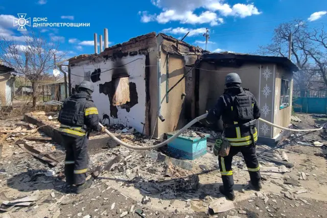 Пожарные у разрушенного здания