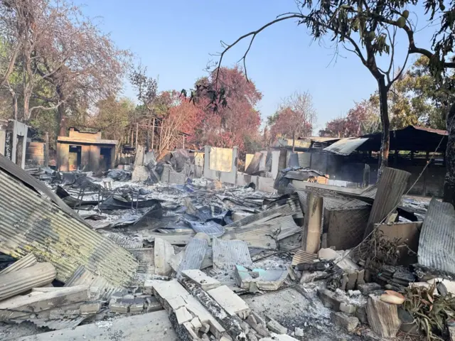 မင်းလက်ပံ၊ အုန်းတောရွာကိုကျတဲ့ မီးလောင်ဗုံးကြောင့် နေအိမ်တွေမီးလောင်ခဲ့