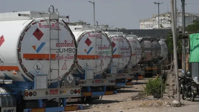 သီလဝါဆိပ်ကမ်းက စက်သုံးဆီသယ်ယာဥ်တွေ