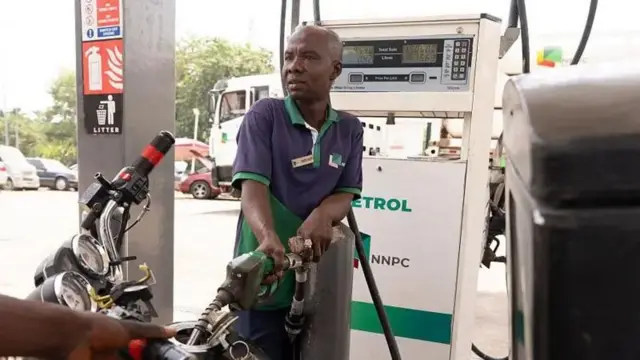 ifoto umuntu ariko aratanga igitoro