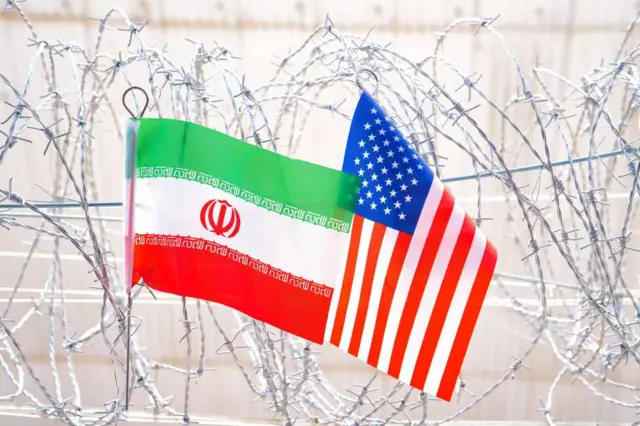 የአሜሪካ እና ኢራን ባንዲራዎች