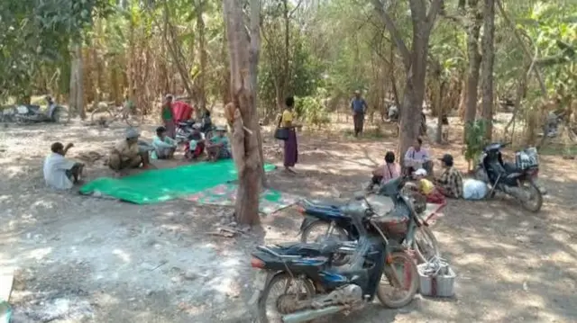 နတ်တလင်းဒေသခံ စစ်ရှောင်တချို့ (ပုံဟောင်း)